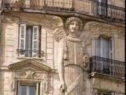 En París «El ángel del balcón» parece sostener con sus alas parte del edificio