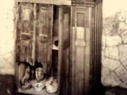 Antigua fotografía de un Larario carbonizado encontrado en Herculano