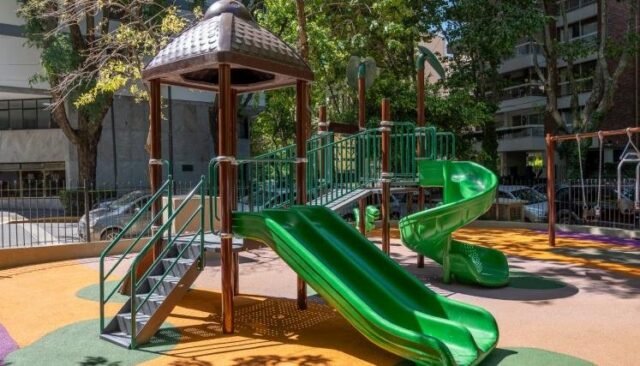 Nuevo-espacio-para-la-diversion-la-Plazoleta-Rafael-Riego-y-Nunez-estrena-patio-de-juegos