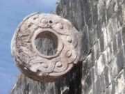 Un anillo de piedra maya del patio de pelota de Chichen Itzá, 600 d. C.