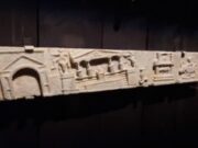 El Bajorrelieve de mármol que representa el Templo de Júpiter tras el terremoto del 62