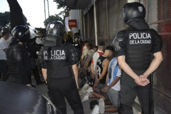 Dura-sancion-a-hinchas-de-Huracan-por-generar-disturbios-en-el-clasico-scaled-1