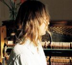 La artista británica Kelsey Michael lanzó su álbum debut en solitario ‘Lethowsow’