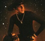 Óscar Ortíz presenta su nuevo sencillo titulado «Amigos para qué»