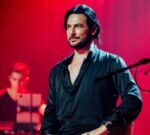 Beto Cuevas reimagina su icónico éxito «Vuelvo»