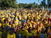 Más de 800 personas mayores caminaron juntas por una ciudad más activa