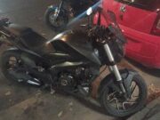 Robaban espejos de motos en Palermo y fueron detenidos