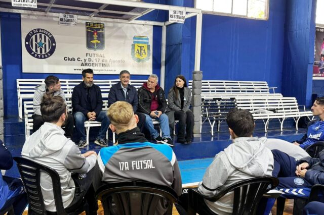 Jorge-Macri-con-el-equipo-de-Futsal-que-representara-a-la-Argentina-en-la-Copa-Libertadores-desde-el-domingo