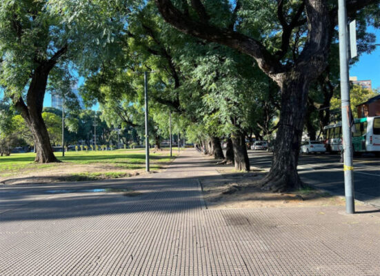 La-Ciudad-desmantelo-una-feria-ilegal-que-convivia-con-puestos-habilitados-scaled-1