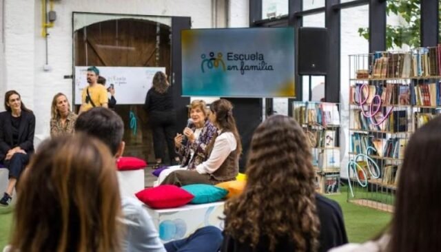 Ya-esta-disponible-Escuela-en-familia-scaled-1