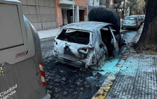 Detienen-a-un-hombre-registrado-por-las-camaras-de-seguridad-por-incendiar-un-auto-en-Caballito