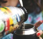 Tomar mate hace bien porque la yerba es buena para la salud ósea