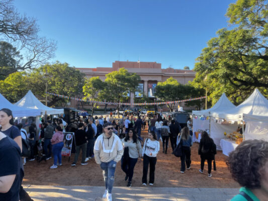 la-feria-que-celebra-los-sabores-con-sello-propio-y-el-arte-al-aire-libre-llega-a-Plaza-Francia-scaled-1
