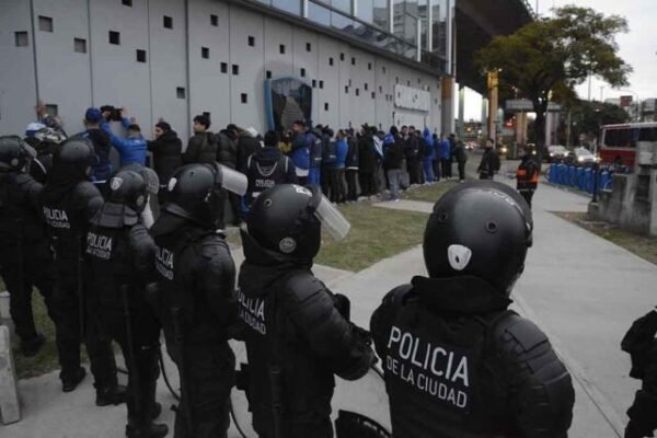 35-trapitos-multados-4-micros-secuestrados-y-2-deudores-alimentarios-que-no-pudieron-entrar-a-la-cancha-scaled-1