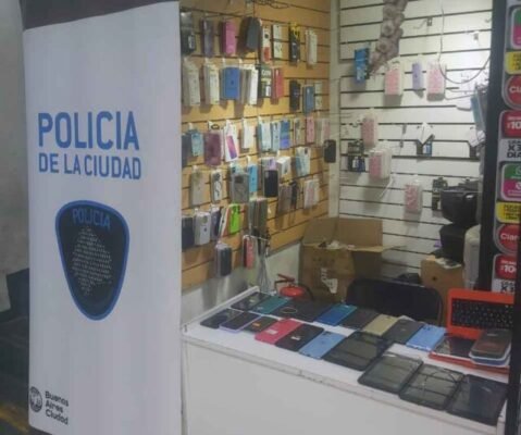 Fueron-por-un-celular-robado-y-hallaron-137-en-galeria-La-Juanita-en-Once-scaled-1