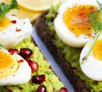 Comer al menos un huevo por semana podría reducir en 47% el riesgo de Alzheimer