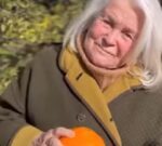 Mónica Cahen D’Anvers presenta las naranjas gigantes de su chacra