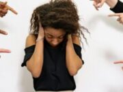 Una adolescente descubrió que la persona que la acosaba online era su propia madre