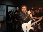 Juanes cantó en el subte como adelanto de su show en el Movistar Arena