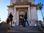 Restauran la puerta principal de la Torre Monumental