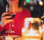 No es cierto que tomar una copa de vino hace bien