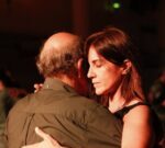 Las mujeres prefieren los hombres mayores con estabilidad emocional y buena conversación