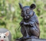 La estatua del ratón que honra a los héroes silenciosos de la Ciencia