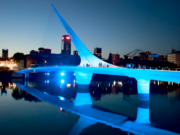 La Ciudad se iluminó de azul por los derechos de la comunidad sorda