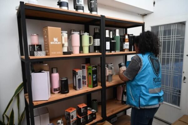 Desarticularon-red-que-vendia-articulos-falsificados-por-WhatsApp-scaled-1