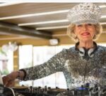 A los 81 años, Madelein Mansson se volvió DJ tras la muerte de su esposo y lleva la música a mayores de 50 años