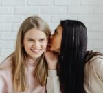 Científicos comprueban cómo «los chismes» puede mejorar el ánimo entre la gente