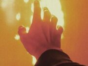 ¿Por qué sentimos corriente al tocar a otra persona?