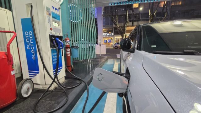 La-Ciudad-habilita-puestos-de-cargas-para-autos-electricos-en-las-calles