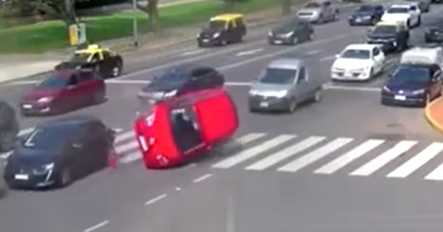Violento-choque-y-vuelco-frente-al-Jardin-Japones-en-Palermo