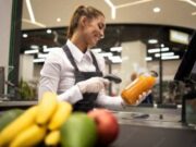 Una cajera evitó mirar cuando el cliente ponía el pin y se desnucó