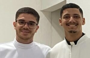 Ex seminaristas abandonaron sus sotanas y se establecieron como pareja