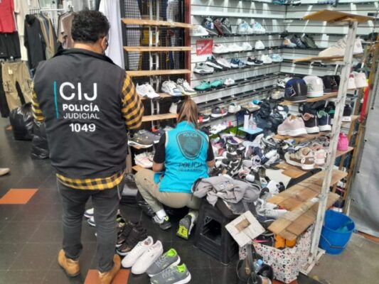 Secuestran-prendas-y-zapatillas-truchas-por-mas-de-13-millones-de-pesos-y-clausuran-dos-locales-en-Nueva-Pompeya-scaled-1