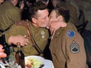Un beso fraternal entre un mayor soviético y un sargento estadounidense en un banquete en Alemania en 1945