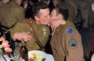 Un beso fraternal entre un mayor soviético y un sargento estadounidense en un banquete en Alemania en 1945