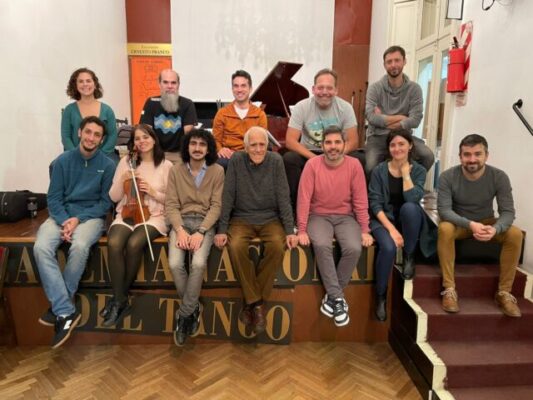 Del-tango-a-Soda-Stereo-conciertos-gratuitos-al-aire-libre-en-Parque-Centenario-scaled-1