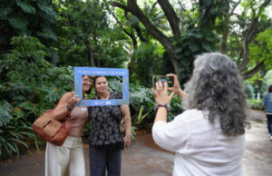 La Ciudad impulsa jardines de plantas nativas para atraer mariposas en escuelas