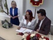 Se casó con su propio hijo adoptivo: Ella 53 y él 22