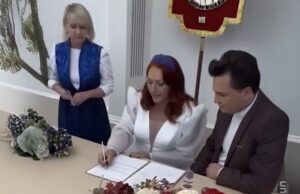 Se casó con su propio hijo adoptivo: Ella 53 y él 22