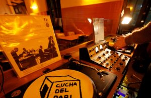 Cucha del Pari: charcutería, panchos y vinilos en una esquina bien de barrio