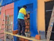 Detienen a dos hombres cuando forzaban una casa tapiada en La Boca