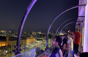 La Torre Monumental suma visitas nocturnas para ver la luna