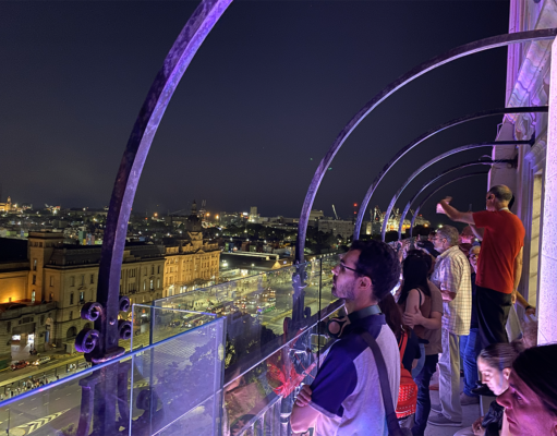 La Torre Monumental suma visitas nocturnas para ver la luna