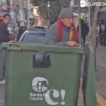 En Argentina, los jubilados comen dentro de los contenedores de basura
