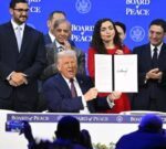 Donald Trump firmó en Davos la carta fundacional de su Consejo de Paz: «todos quieren formar parte»