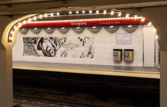 La estación Uruguay volvió renovada y homenajea al teatro porteño